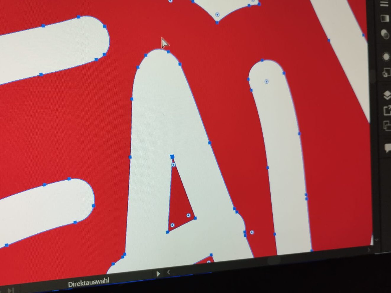 Zu sehen ist der Bildschirm eines Computers. Er zeigt eine r
weiße Schrift auf rotem Hintergrund. Die Schrift wird umkreist von einer zarten blaueb Linie. Auf der Linie sind in bestimmten Abständen Punkte zu sehen. Der Zweck des Bildes ist, den Unterschied zwischen Vektor und Pixel zu illustrieren. Beides sind Maßeinheiten für Bilder im Computer.