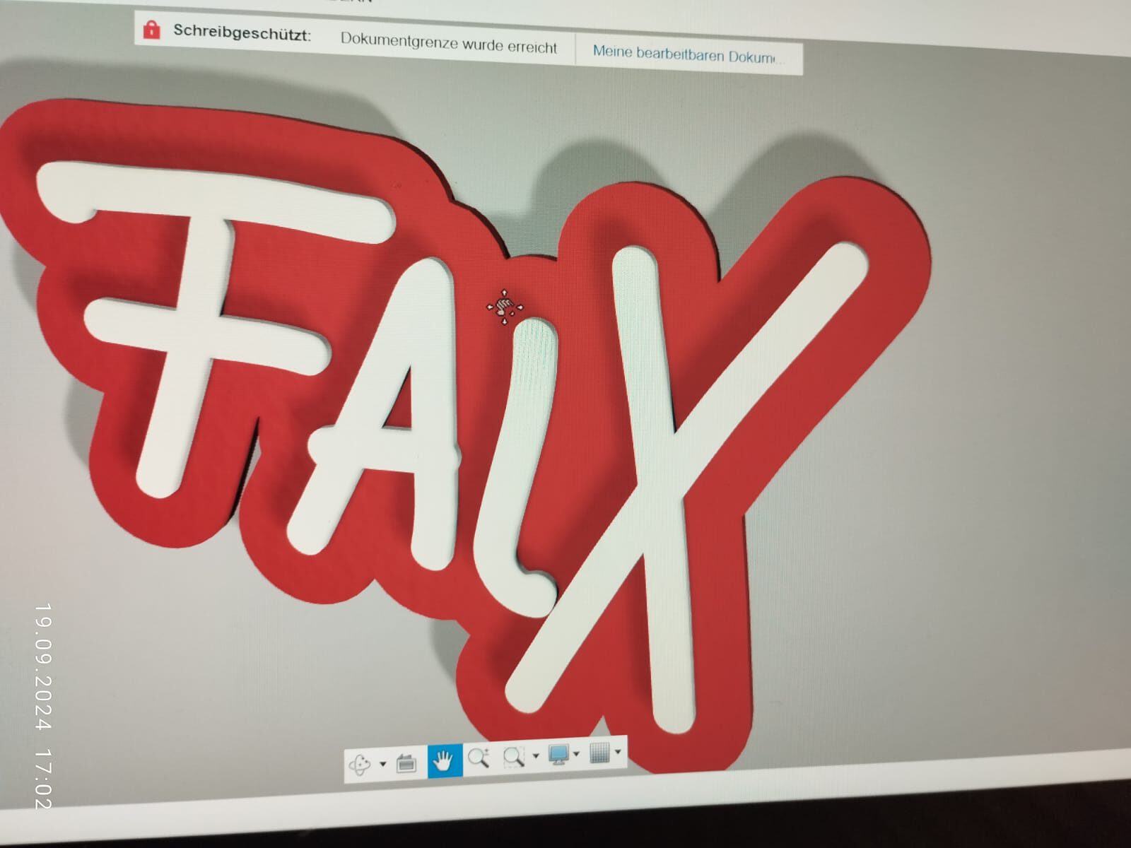 Das Bild zeigt einen Computerbildschirm. Dort zu sehen ist der Schriftzug "FalX": weiße Schrift auf rotem Grund. Es ist durch Schatten zu erkennen, dass der Schriftzug räumlich ist. Der Zweck des Bildes ist: Schritt zwei bei der Herstellung des des Schriftzugs im 3-D-Drucker zeigen.